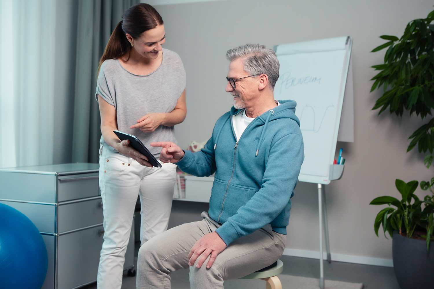 Beckenbodentherapeutin mit Patient